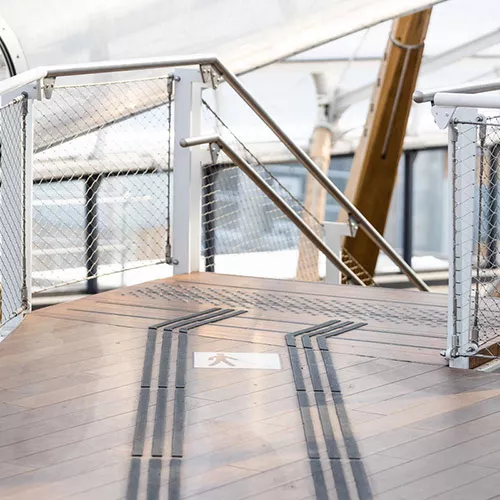 Bande de guidage au sol en gare