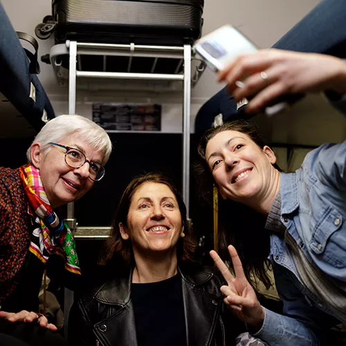 Selfie de femmes à bord d'Intercités de nuit
