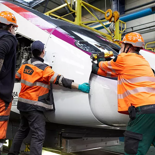 Technicentre, opération sur un nez de TGV