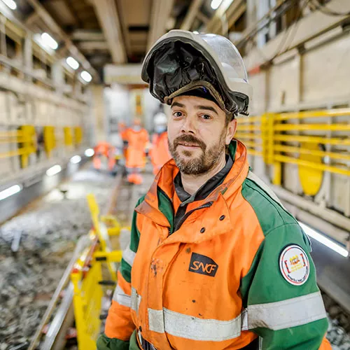 Agent SNCF Réseau dans un tunnel