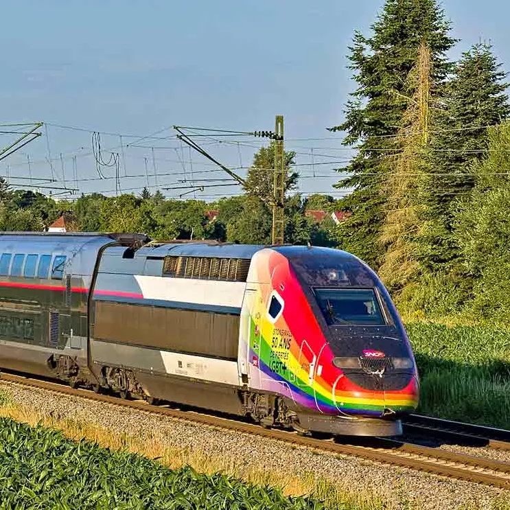 TGV aux couleurs du drapeau des Fiertés