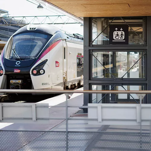 Ascenseur à côté d'un TGV à quai