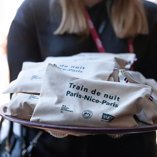 Distribution de nécessaire de toilette en Train de nuit