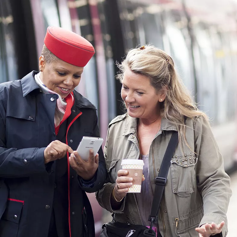 Agente renseignant une voyageuse