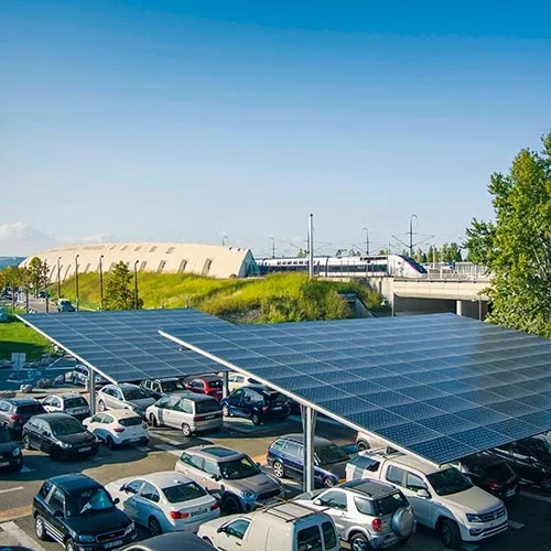 Panneaux solaires installés sur un parking