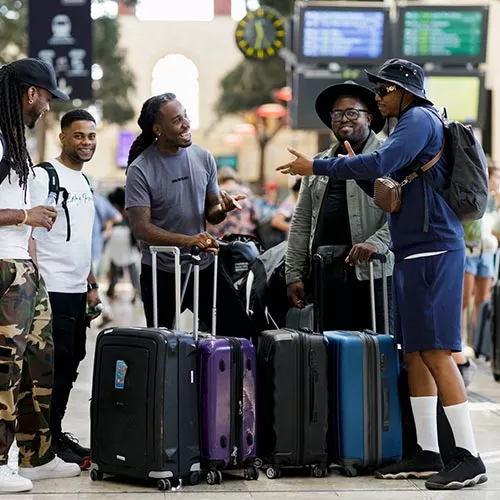Groupe de voyageurs avec bagages en gare