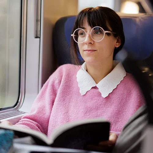 Voyageuse en train de lire dans un INTERCITES