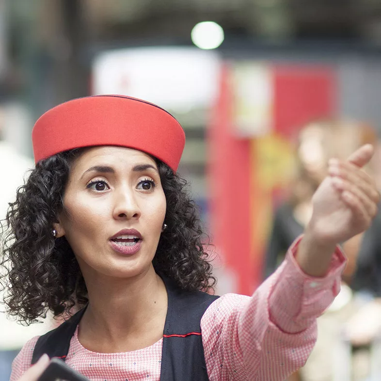 Agente renseignant un voyageur