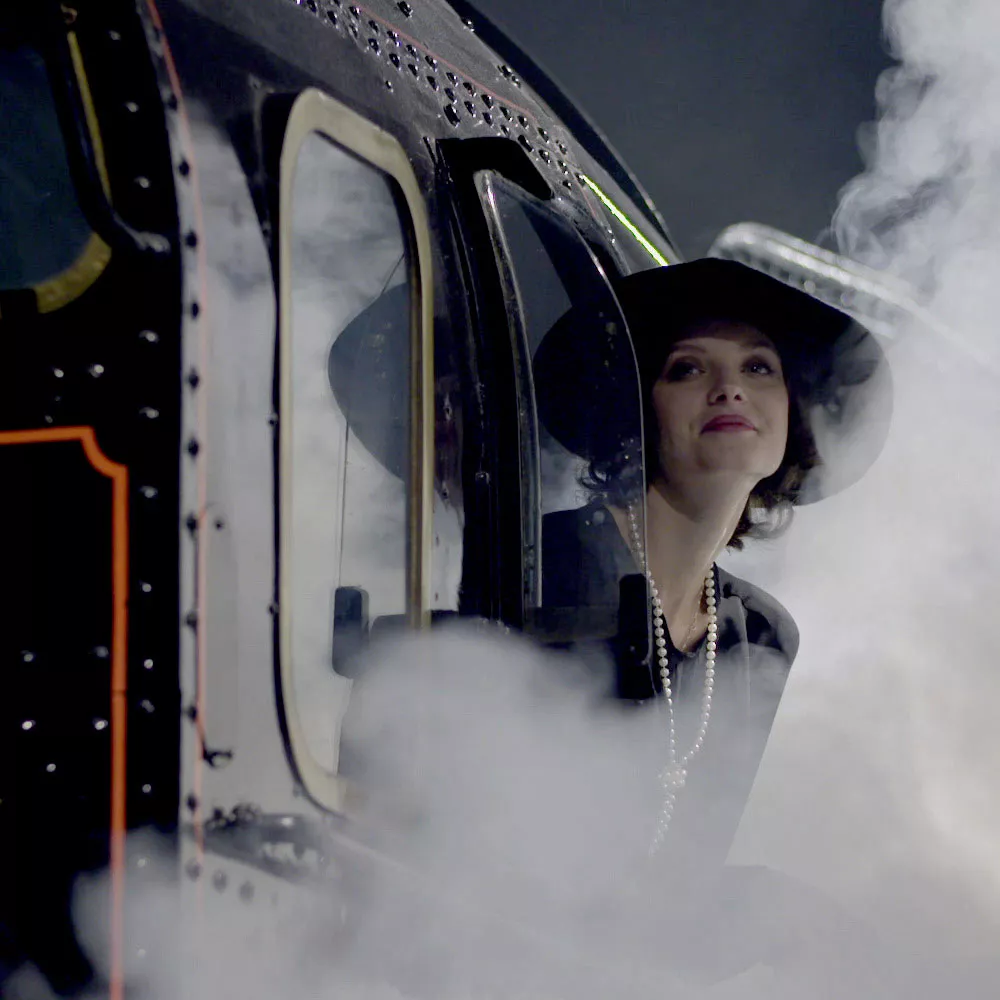 Voyageuse sortant de l'Orient Express