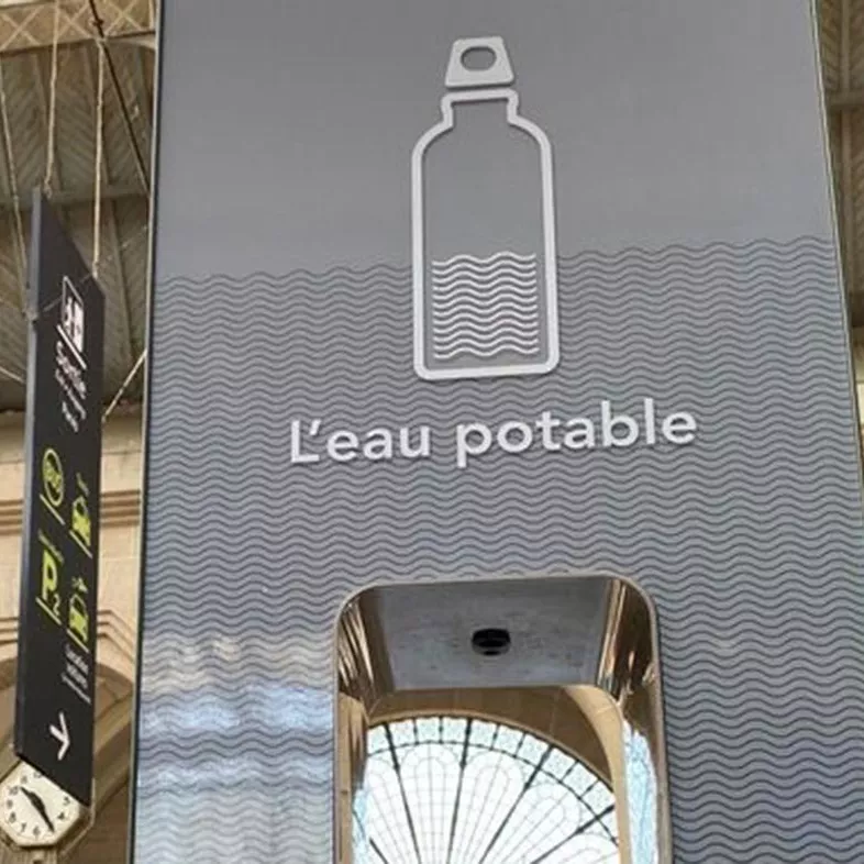 Fontaine à eau en gare de Paris