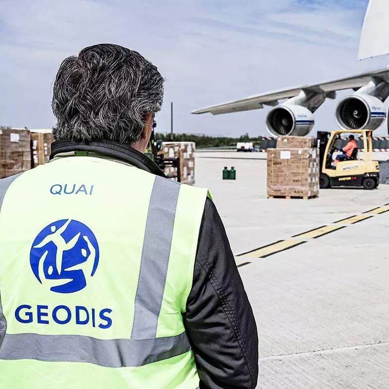 Chargement d'un avion Beluga par GEODIS