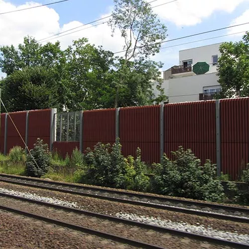 Mur anti-bruit le long des voies