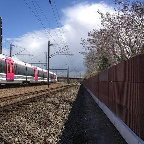 Mur anti-bruit le long des voies