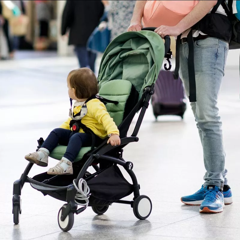 Famille et poussette en gare