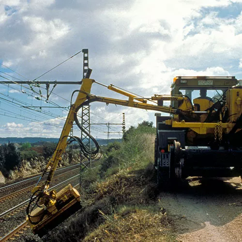 Débrousailleuse aux abords des voies