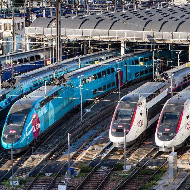 Plusieurs transporteurs sortant de la gare