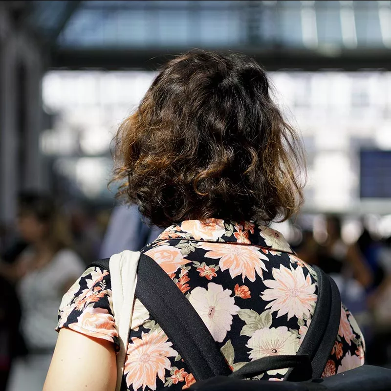 Voyageuse dans un hall de gare