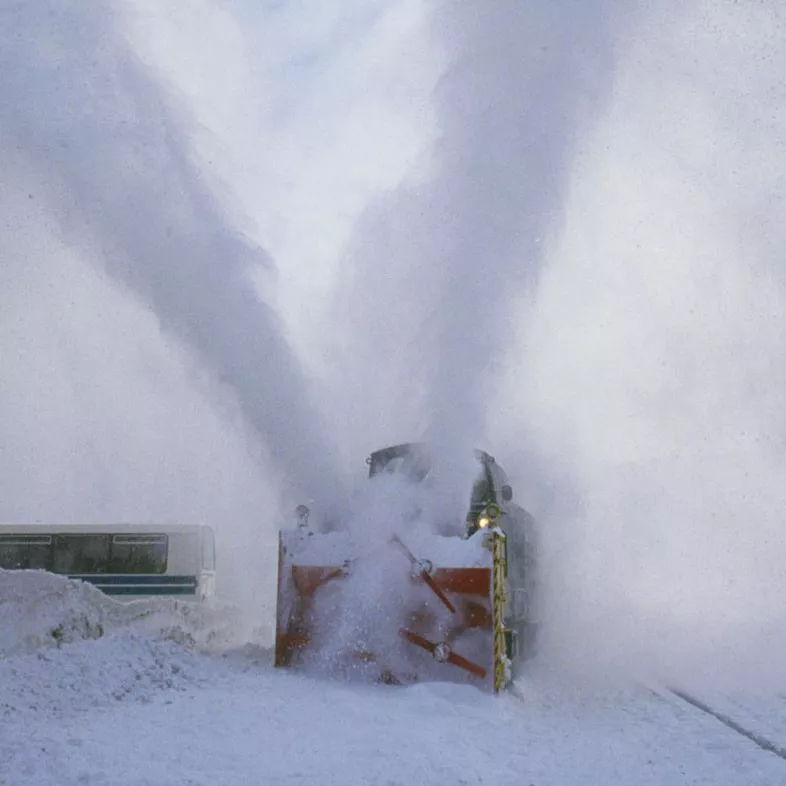 Déneigeuse sur voie ferroviaire