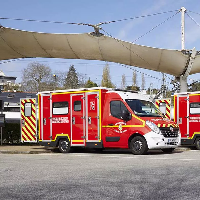 Camions de pompiers à l'évacuation de malades à la sortie de TGV