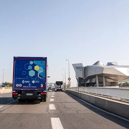 Camion électrique urbain « Oxygen » sur la route