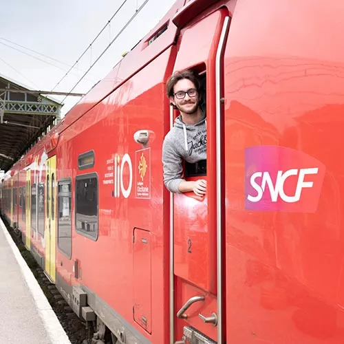 Jeune aux côtés d'un conducteur de train dans le cadre du mentorat inversé