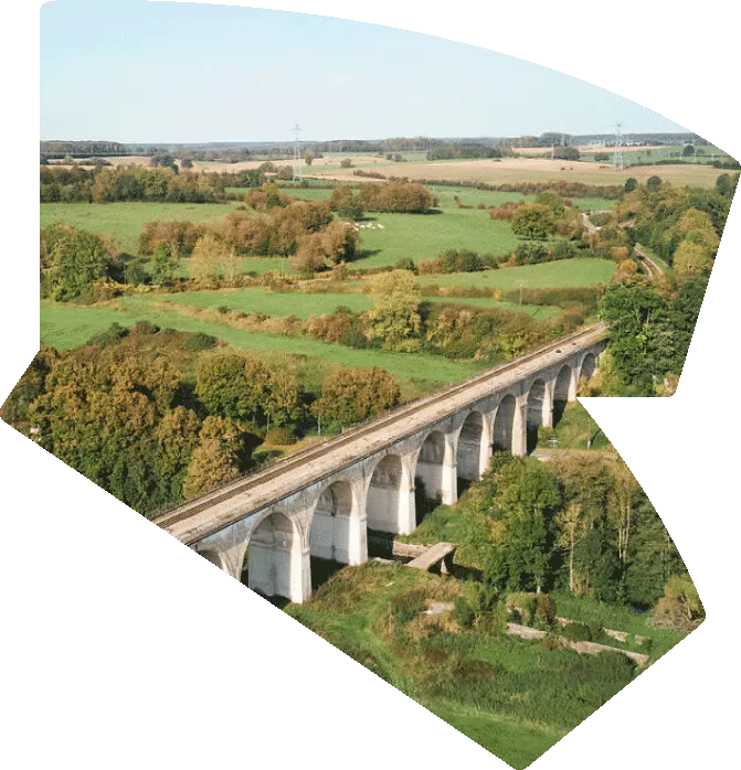 Viaduc ferroviaire en pleine campagne