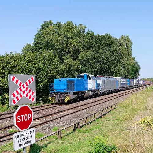 Train Rail Logistics Europe à un passage à niveau