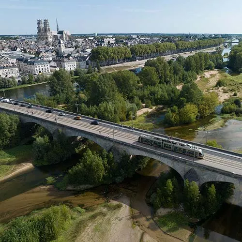 Tramway Keolis sur un pont à Orléans