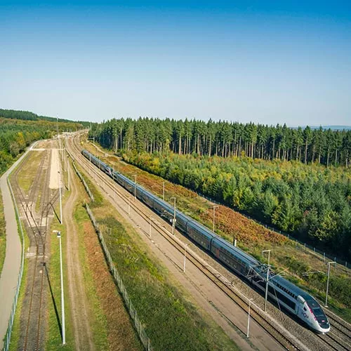 TGV INOUI en vue aérienne traversant une forêt