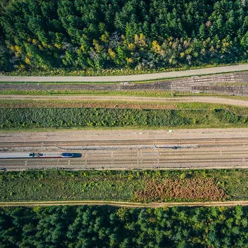 TGV INOUI en vue aérienne traversant une forêt