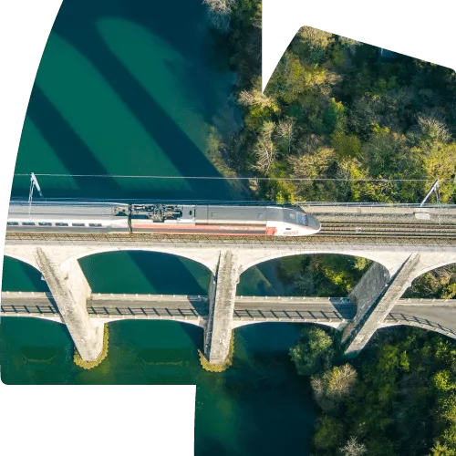 Photo aérienne d'un TGV Lyria sur un viaduc