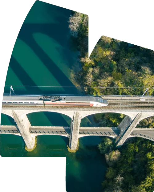 Photo aérienne d'un TGV Lyria sur un viaduc