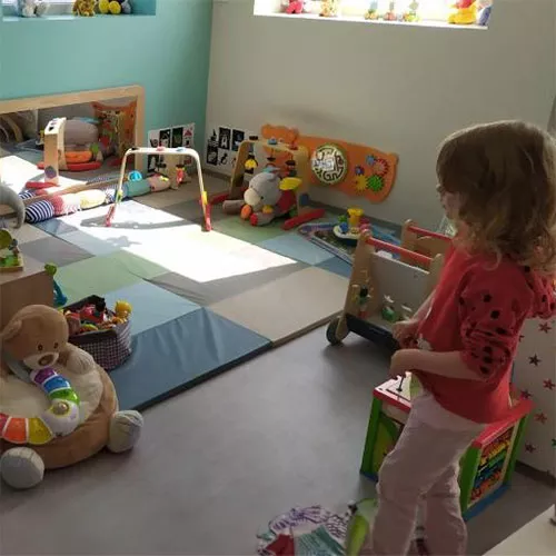 Garde d'enfants SNCF en gare de Serqueux