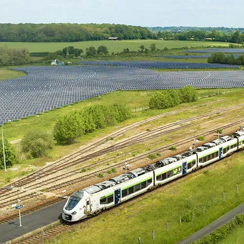 Train et panneaux solaires