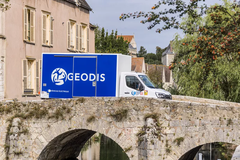 Camion GEODIS sur un pont