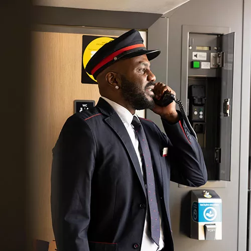 Chef de bord passant une annonce