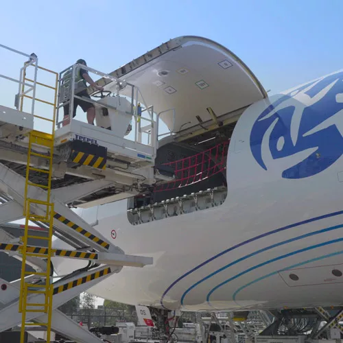 Chargement d'un avion GEODIS